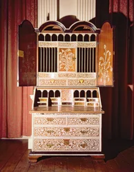 Vizagapatam Schreibtischschrank (eingelegtes und furniertes Elfenbein)